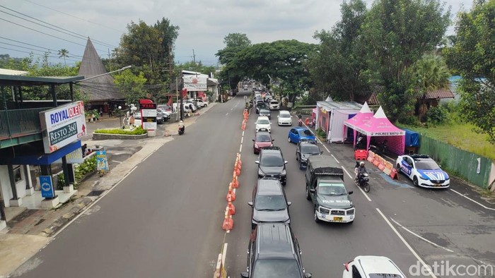 Pantauan arus kemudian lintas di depan Jatim Park 3 atau Jalan Ir Soekarno, Kota Batu