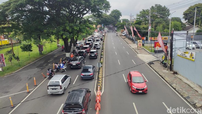 Pantauan arus kemudian lintas di depan Jatim Park 3 atau Jalan Ir Soekarno, Kota Batu