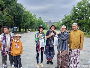 Jadi Pengunjung Pertama Candi Borobudur di 2025, Turis Jepang Diarak Jadi Pengunjung Pertama Candi Borobudur di 2025, Turis Jepang Diarak