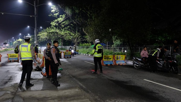 Penyekatan di Suramadu segi Surabaya di saat Tahun Baru 2025