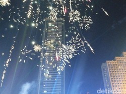 Meriahnya Kembang Api Perayaan Tahun Baru 2025 di Bundaran HI