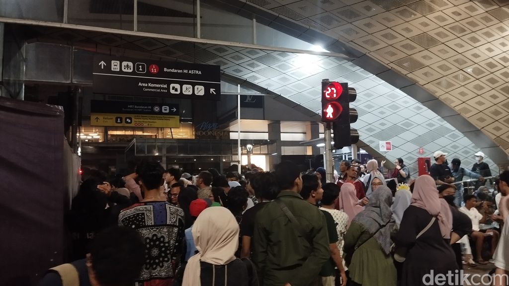 Perayaan tahun baru 2025 di kawasan Bundaran HI, Jakarta Pusat telah selesai. Warga yang hendak pulang memadati Halte TransJakarta Bundaran HI. (MI Fawdi/detikcom)