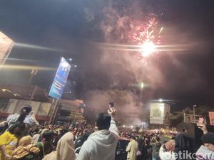 Antusias Warga Sidoarjo Rayakan Tahun Baru di Monumen Jayandaru Antusias Warga Sidoarjo Rayakan Tahun Baru di Monumen Jayandaru