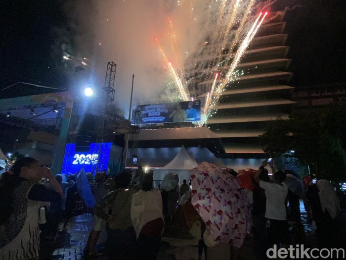Pesta kembang api di halaman Pemprov Jateng, Kota Semarang, Rabu (1/1/2025) dini hari.