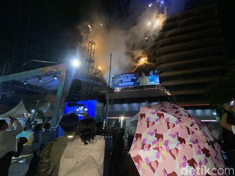 Pesta kembang api di halaman Pemprov Jateng, Kota Semarang, Rabu (1/1/2025) dini hari.