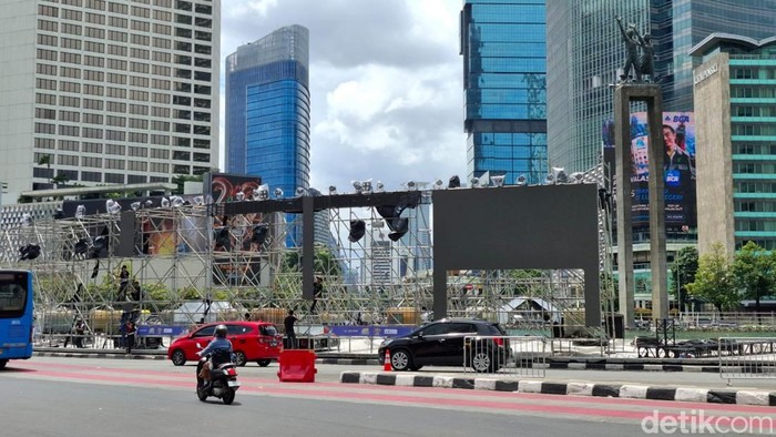 Petugas kebersihan bersihkan sampah peringatan tahun baru di Bundaran HI, Jakarta Pusat, 1 Januari 2025.