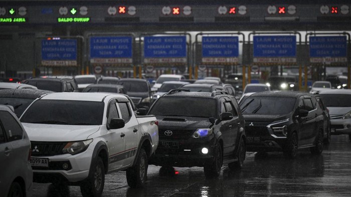 Potret Arus Balik Libur Nataru di Gerbang Tol Cikampek Utama Petugas Jasa Marga mengamati layar yang memperlihatkan keadaan kemudian lintas dari kamera Closed Circuit Television (CCTV) kendaraan yang menuju Gerbang Tol Cikampek Utama, Kabupaten Karawang, Jawa Barat, Rabu (1/1/2025). Berdasarkan data PT Jasa Marga arus kemudian lintas di Gerbang Tol Cikampek Utama dari arah Palimanan menuju Jakarta sampai sore tercatat 19.563 kendaraan. ANTARA FOTO/Muhammad Ramdan/Spt.
