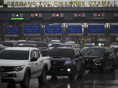 Potret Arus Balik Libur Nataru di Gerbang Tol Cikampek Utama