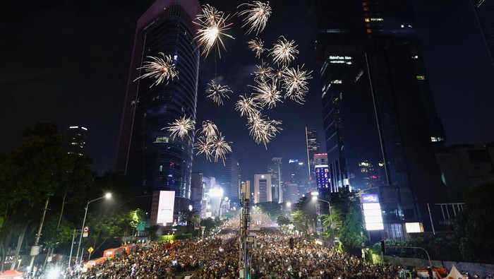 Potret Meriah Kembang Api Tahun Baru 2025 di Bundaran HI Fireworks explode over the Hotel Indonesia roundabout during New Year celebrations in Jakarta, Indonesia, December 31, 2024. REUTERS/Willy Kurniawan