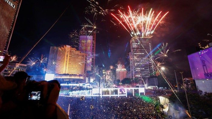 Fireworks explode over the Hotel Indonesia roundabout during New Year celebrations in Jakarta, Indonesia, December 31, 2024. REUTERS/Willy Kurniawan