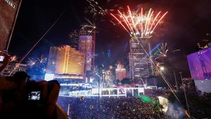 Potret Meriah Kembang Api Tahun Baru 2025 di Bundaran HI