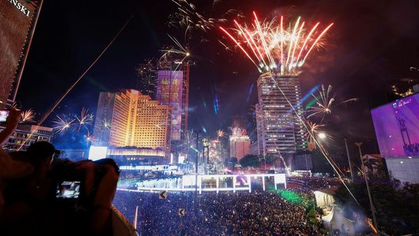 Potret Meriah Kembang Api Tahun Baru 2025 di Bundaran HI