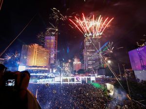 Potret Meriah Kembang Api Tahun Baru 2025 di Bundaran HI