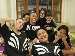 Full Senyum Formasi Lengkap, Sule Tahun Baru Bareng Anak dan Menantu Full Senyum Formasi Lengkap, Sule Tahun Baru Bareng Anak dan Menantu