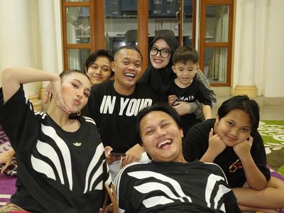 Full Senyum Formasi Lengkap, Sule Tahun Baru Bareng Anak dan Menantu