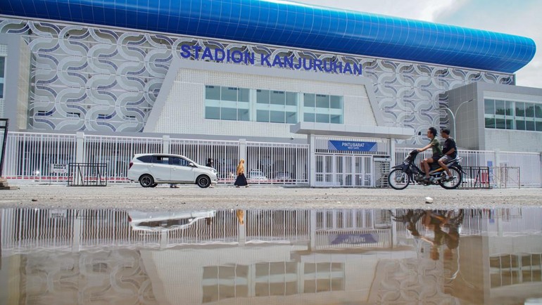 Renovasi Stadion Kanjuruhan menelan anggaran Rp357,84 miliar. Stadion ini berkapasitas 21.603 orang.