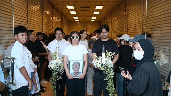 Daddys Little Girl, Jessica Iskandar Tegar Antar Jenazah Ayah Dikremasi