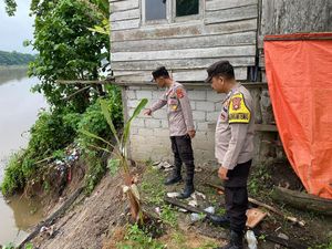 Rumah Warga di Ogan Ilir Longsor, Penghuni Dievakuasi Rumah Warga di Ogan Ilir Longsor, Penghuni Dievakuasi