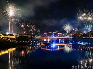 Semarak Kembang Api Rayakan Tahun Baru 2025 di PIK Semarak Kembang Api Rayakan Tahun Baru 2025 di PIK