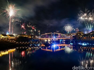 Semarak Kembang Api Rayakan Tahun Baru 2025 di PIK