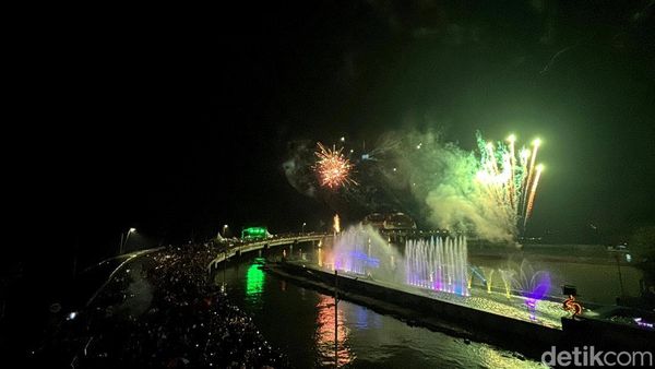 Semarak Malam Tahun Baru 2025 di Kota Surabaya