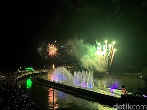 Semarak Malam Tahun Baru 2025 di Kota Surabaya