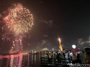 Sambut Tahun Baru, Warga Padati Pantai Lagoon dan Jembatan Cinta Ancol Sambut Tahun Baru, Warga Padati Pantai Lagoon dan Jembatan Cinta Ancol