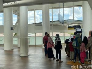Senangnya Warga Liburan Naik TransJakarta dengan Tarif Rp 1