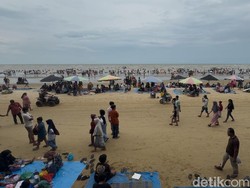 Wisatawan Pantai Karang Jahe Rembang Membeludak, Petugas Batasi Pengunjung