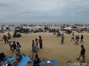 Wisatawan Pantai Karang Jahe Rembang Membeludak, Petugas Batasi Pengunjung Wisatawan Pantai Karang Jahe Rembang Membeludak, Petugas Batasi Pengunjung