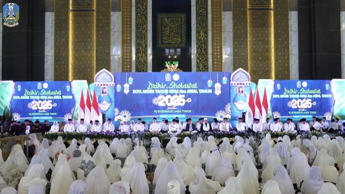 Suasana doa bareng  tahun gres di Masjid Al Akbar Surabaya