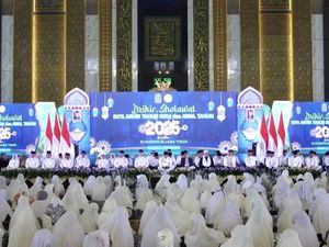 Khusyuknya Ribuan Jemaah Doa Bersama Saat Tahun Baru di Masjid Al Akbar Khusyuknya Ribuan Jemaah Doa Bersama Saat Tahun Baru di Masjid Al Akbar