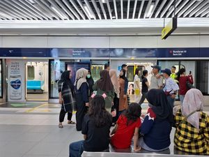 Mereka yang Tersenyum Lebar karena MRT-Transj Rp 1 Saja Mereka yang Tersenyum Lebar karena MRT-Transj Rp 1 Saja