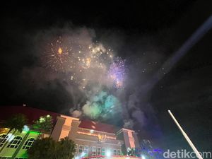 Pesta Kembang Api Warnai Pergantian Malam Tahun Baru di Kota Batu Pesta Kembang Api Warnai Pergantian Malam Tahun Baru di Kota Batu