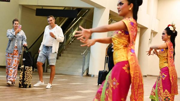 Tarian dan Kalungan Bunga Sambut Wisatawan di Awal 2025