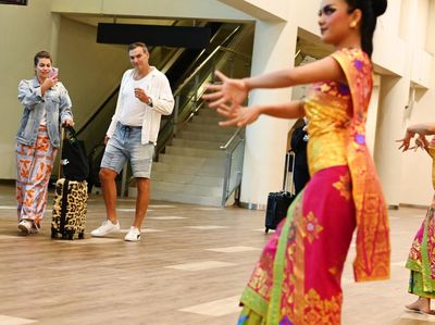 Tarian dan Kalungan Bunga Sambut Wisatawan di Awal 2025