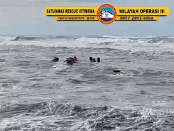 3 Wisatawan Kediri Terseret Ombak Parangtritis Main Air Dekat Rip Current
