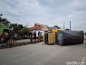 Laka Karambol di Pantura Pemalang, Xenia Ringsek-Truk Terguling Laka Karambol di Pantura Pemalang, Xenia Ringsek-Truk Terguling