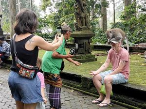 Wisatawan Ramaikan Sangeh Monkey Forest Saat Tahun Baru Wisatawan Ramaikan Sangeh Monkey Forest Saat Tahun Baru