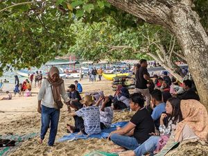 Ribuan Wisatawan Serbu Pantai Selatan Trenggalek Hari Pertama Tahun Baru 2025 Ribuan Wisatawan Serbu Pantai Selatan Trenggalek Hari Pertama Tahun Baru 2025