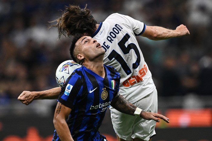 MILAN, ITALY - AUGUST 30: Lautaro Martinez of Internazionae competes for the ball with Marten De Roon of Atalanta during the Serie match between Inter and Atalanta at Stadio Giuseppe Meazza on August 30, 2024 in Milan, Italy. (Photo by Image Photo Agency/Getty Images)