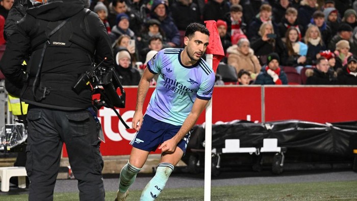 BRENTFORD, ENGLAND - JANUARY 01: Mikel Merino celebrates scoing the 2nd Arsenal goal by running around the corner flag during the Premier League match between Brentford FC and Arsenal FC at Brentford Community Stadium on January 01, 2025 in Brentford, England. (Photo by Stuart MacFarlane/Arsenal FC via Getty Images)