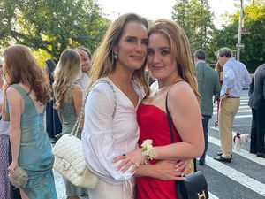 10 Foto Anak Artis Pakai Baju Jadul Lungsuran Ibu, Tetap Stylish