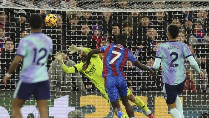 Arsenals goalkeeper David Raya saves on an attempt to score by Crystal Palaces Ismaila Sarr during the English Premier League soccer match between Crystal Palace and Arsenal, at Selhurst Park, in Luton, England, Saturday, Dec. 21, 2024. (AP Photo Ian Walton)