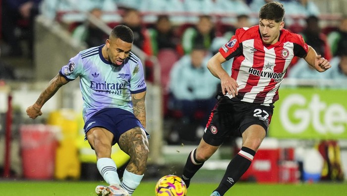 Arsenals Gabriel Jesus, left, duels for the ball with Brentfords Vitaly Janelt during the English Premier League soccer match between Brentford and Arsenal at the Gtech Community stadium in London, Wednesday, Jan. 1, 2025. (AP Photo/Kirsty Wigglesworth)