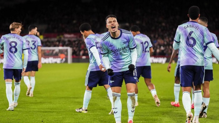 Arsenals Gabriel Martinelli, centre, celebrates after scoring his side third goal during the English Premier League soccer match between Brentford and Arsenal at the Gtech Community stadium in London, Wednesday, Jan. 1, 2025. (AP Photo/Kirsty Wigglesworth)