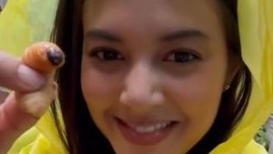 Petualangan Aurelie Moeremans Panen Kopi hingga Makan Ulat Sagu