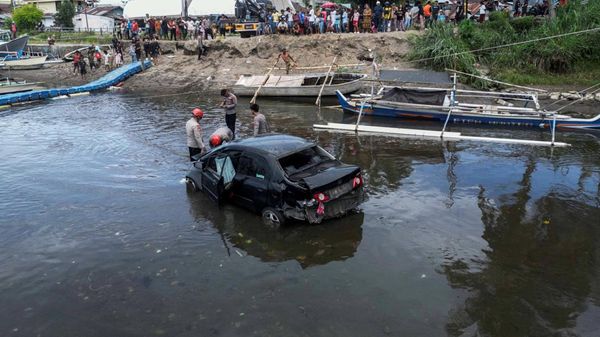 Begini Kondisi Mobil yang Terjun ke Sungai di Manado