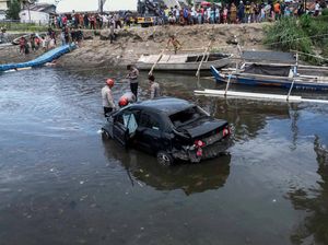 Begini Kondisi Mobil yang Terjun ke Sungai di Manado Begini Kondisi Mobil yang Terjun ke Sungai di Manado