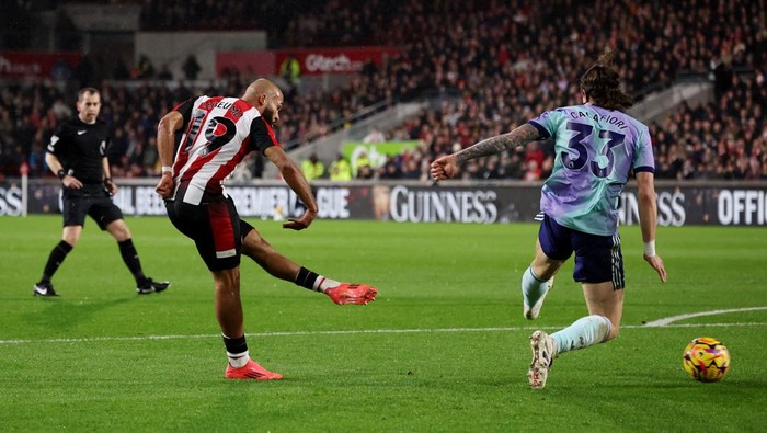 Soccer Football - Premier League - Brentford v Arsenal - GTech Community Stadium, London, Britain - January 1, 2025 Brentfords Bryan Mbeumo scores their first goal REUTERS/David Klein EDITORIAL USE ONLY. NO USE WITH UNAUTHORIZED AUDIO, VIDEO, DATA, FIXTURE LISTS, CLUB/LEAGUE LOGOS OR LIVE SERVICES. ONLINE IN-MATCH USE LIMITED TO 120 IMAGES, NO VIDEO EMULATION. NO USE IN BETTING, GAMES OR SINGLE CLUB/LEAGUE/PLAYER PUBLICATIONS. PLEASE CONTACT YOUR ACCOUNT REPRESENTATIVE FOR FURTHER DETAILS..